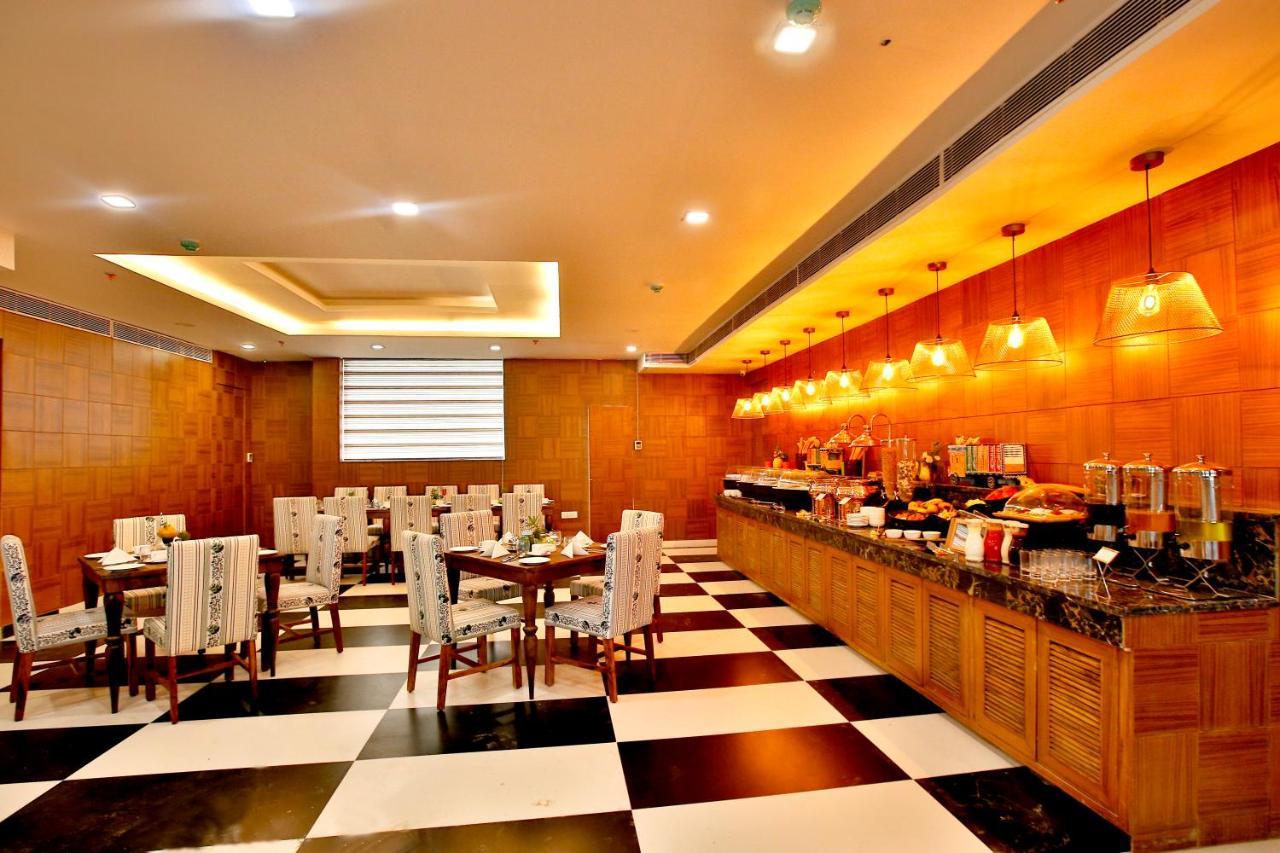 The Fern Residency Noida Hotel Екстериор снимка